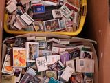 deux cartons remplis de livres et de magazines, posés à l'intérieur d'un carton