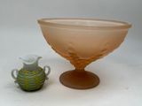 un saladier en verre et un vase posés sur une table