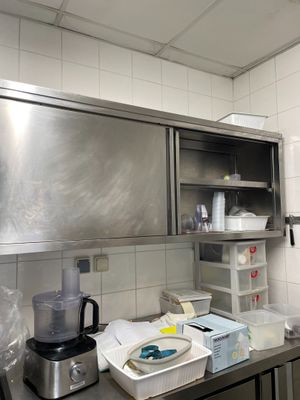 plan de travail en acier inoxydable dans une cuisine professionnelle, avec un mixeur posé dessus