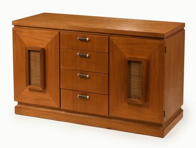 une armoire en bois comportant trois tiroirs et une porte
