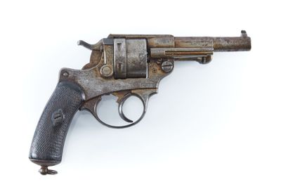 gros plan d'un revolver sur une surface blanche
