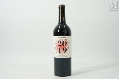 une bouteille de vin posée sur une table
