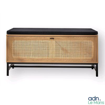 une photo d'un banc en bois sur lequel est posé un coussin noir