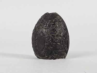 l'image d'un objet en forme d'œuf posé sur une surface blanche