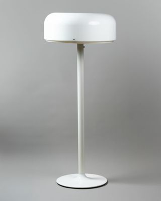 une lampe de table blanche avec un pied blanc sur un fond gris