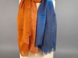 une écharpe orange, bleue et marron sur un mannequin