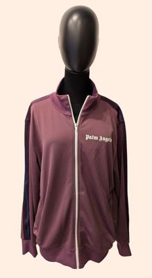 Le mannequin porte une veste violette avec des inscriptions blanches.