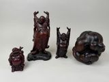 trois figurines chinoises sculptées représentant une femme, un homme et un chien