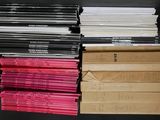 un grand nombre de livres empilés les uns sur les autres
