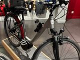 deux vélos posés sur un porte-vélos dans un magasin