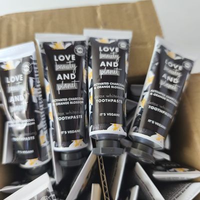 une boîte en carton remplie de différentes sortes de crèmes pour les mains
