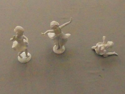 WALLENDORF. 3 danseuses en biscuit et porcelaine émaillée.