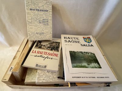 plusieurs livres sont empilés dans une boîte
