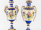 paire de vases bleus et blancs à motifs floraux