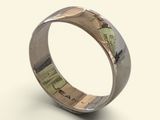 un gros plan d'une bague sur laquelle figure une carte