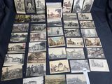 un lot de vieilles cartes postales sur une table