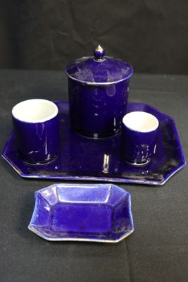 trois tasses et un plateau sur la table