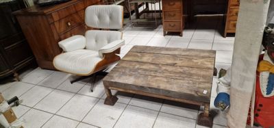 deux chaises et une table basse dans une pièce