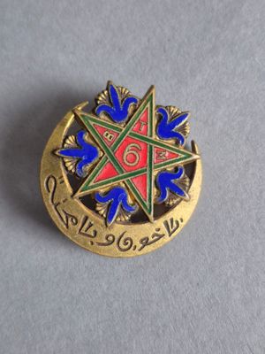 un gros plan d'une broche en or ornée d'une étoile de David