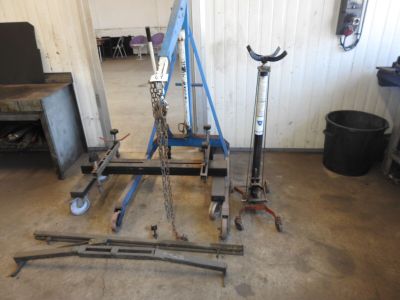 une photo d'un vélo en cours de réparation dans un garage