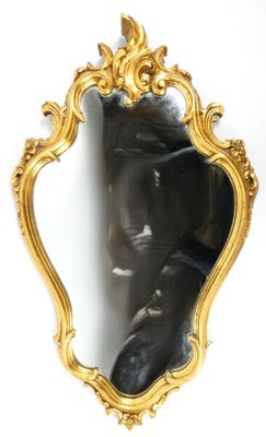 Miroir de style Louis XV en bois mouluré, sculpté et doré.