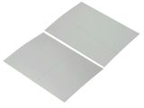 deux feuilles de papier blanc posées sur une surface blanche