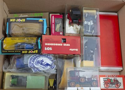 une boîte remplie de petites voitures et d'autres objets divers