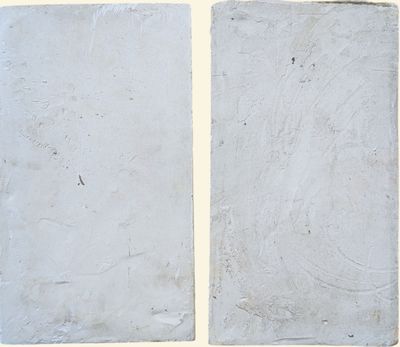 deux morceaux de ciment blanc sur une surface blanche