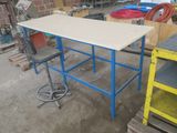 une photo représentant une table et une chaise dans un garage