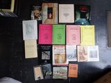 beaucoup de livres sur le mur à côté d'un lit