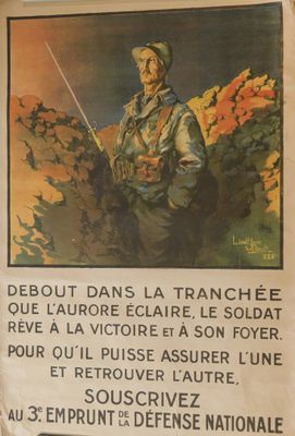 affiche représentant un homme en uniforme tenant un fusil devant une montagne