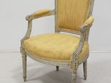 une vieille chaise dont le rembourrage est jauni