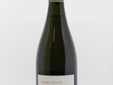 gros plan d'une bouteille de vin sur fond blanc