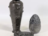 deux vases posés l'un à côté de l'autre sur une surface blanche