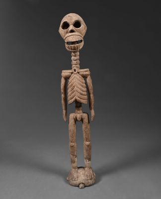 une figurine en bois représentant un squelette avec un corps humain