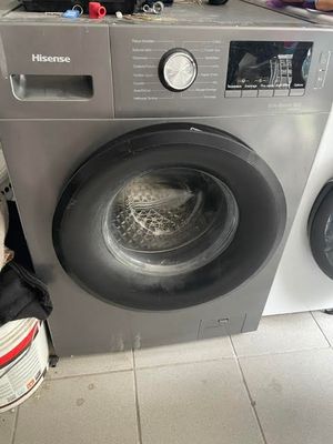 une photo d'une machine à laver dans une cuisine