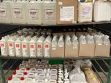 de nombreux cartons de lait sur une étagère dans un magasin
