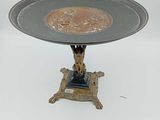 une table sur laquelle est posée une assiette