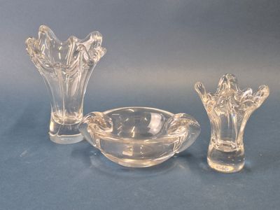 deux vases en verre transparent et un bol posés sur un fond bleu