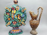 deux vases posés l'un à côté de l'autre sur une table