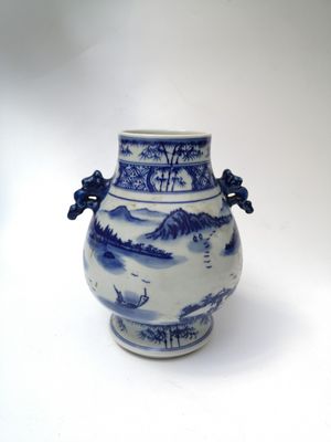 Vase pansu orné d’un paysage sur la panse flanquée d’anses z…
