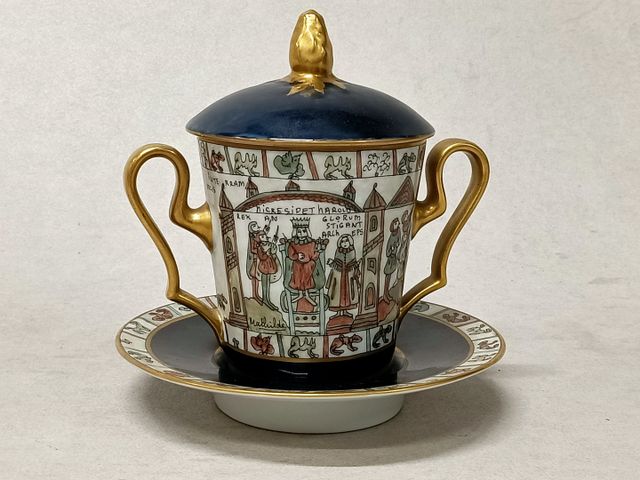 LIMOGES France. Sucrier en porcelaine à décor polychrome de la Ta