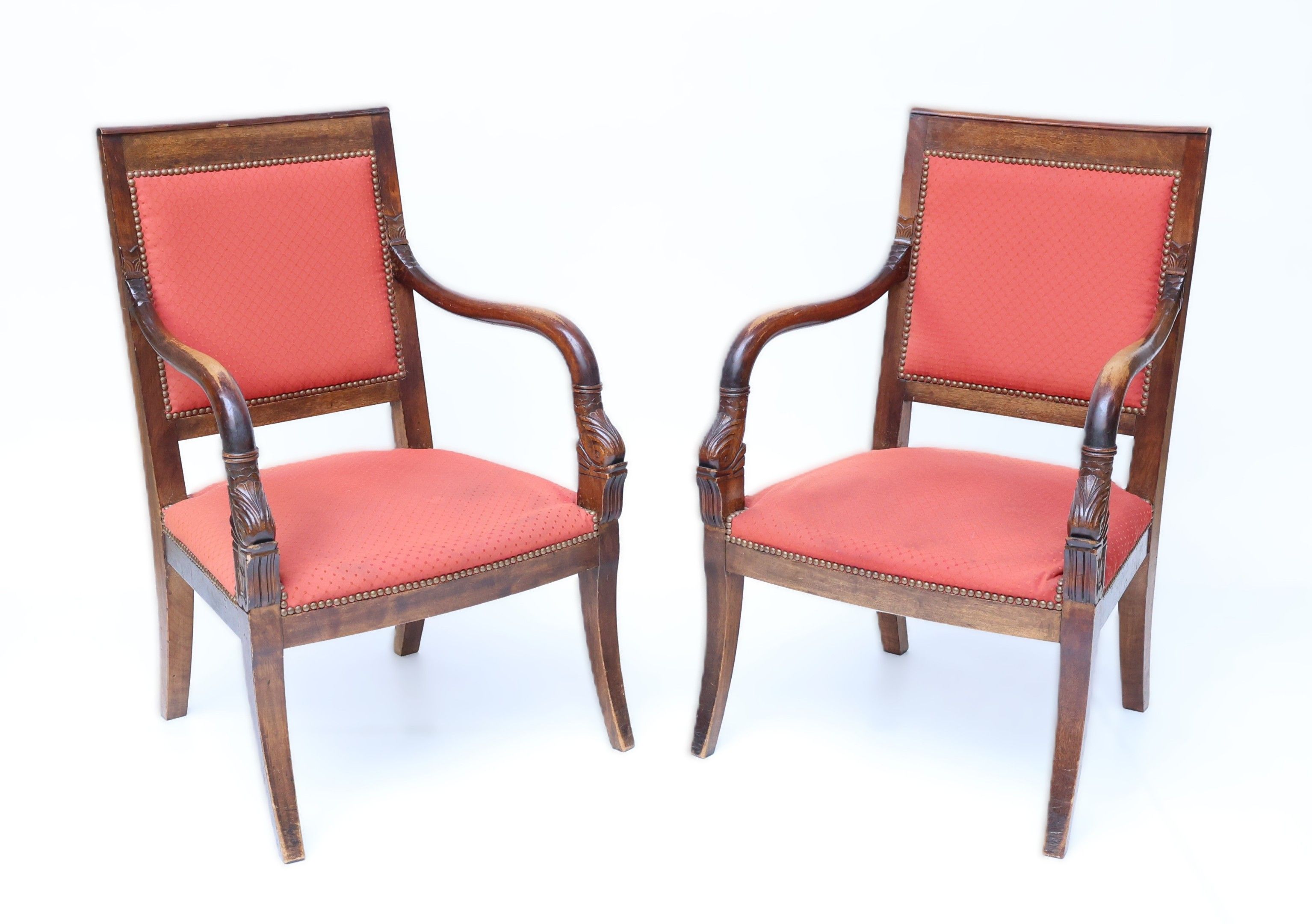 Paire de fauteuils en bois naturel mouluré, sculpté et patin…