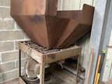 un gros objet métallique posé sur une caisse en bois