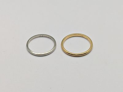 deux bagues en or et en argent sur un fond blanc