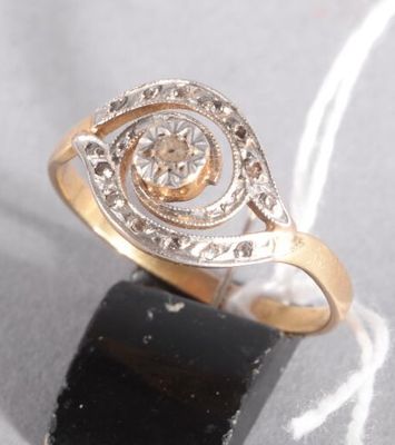 une image d'une bague en or et en diamant sur une surface noire