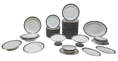 un grand nombre d'assiettes posées sur une table