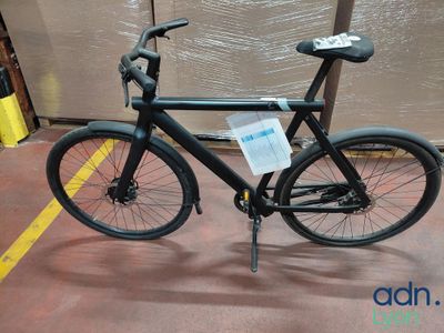 un vélo posé par terre dans un entrepôt