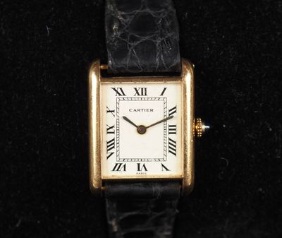 gros plan d'une montre-bracelet avec des chiffres romains