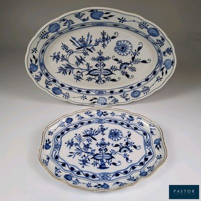 deux assiettes bleues et blanches ornées de fleurs et de feuilles